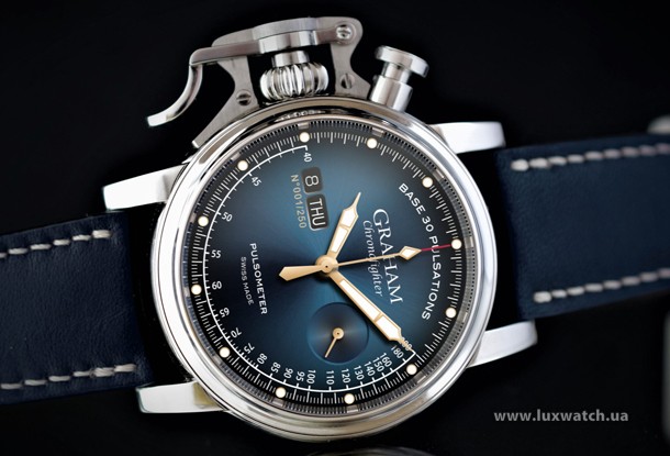 Graham-Chronofighter-Vintage-pulsometer-Monochrome-watches-credits-3 bleu-scaled