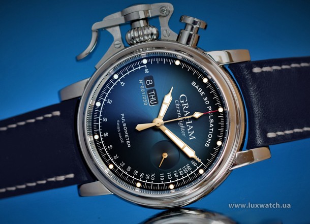 Graham-Chronofighter-Vintage-pulsometer-Monochrome-watches-credits-4 bleu-scaled